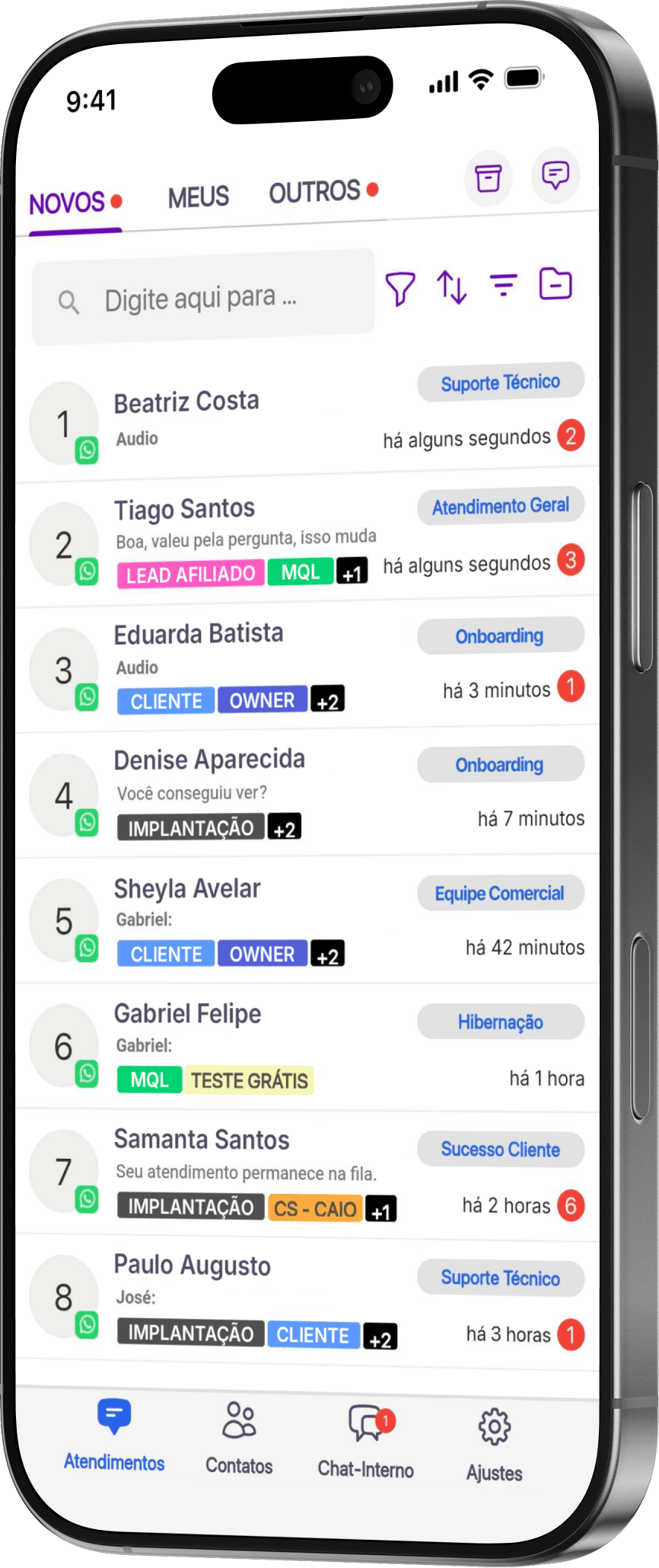 Atendimentos do AIOS CRM no celular: lista de pacientes priorizadas com etiquetas de fluxo, status e tempo de espera.